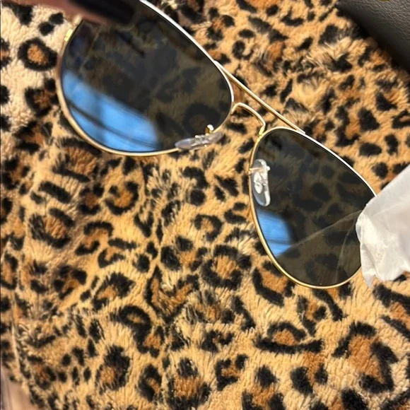 Ray-Ban Aviator Green Sunglasses
 NEW IN BOX.
Never worn. Ray Ban Aviator RB3025 001/58 Polarized Gold Green G-15  main image 4
